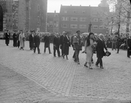 821005 Afbeelding van onder meer Prinses Juliana en Prins Bernhard op het Domplein te Utrecht ter gelegenheid van de ...